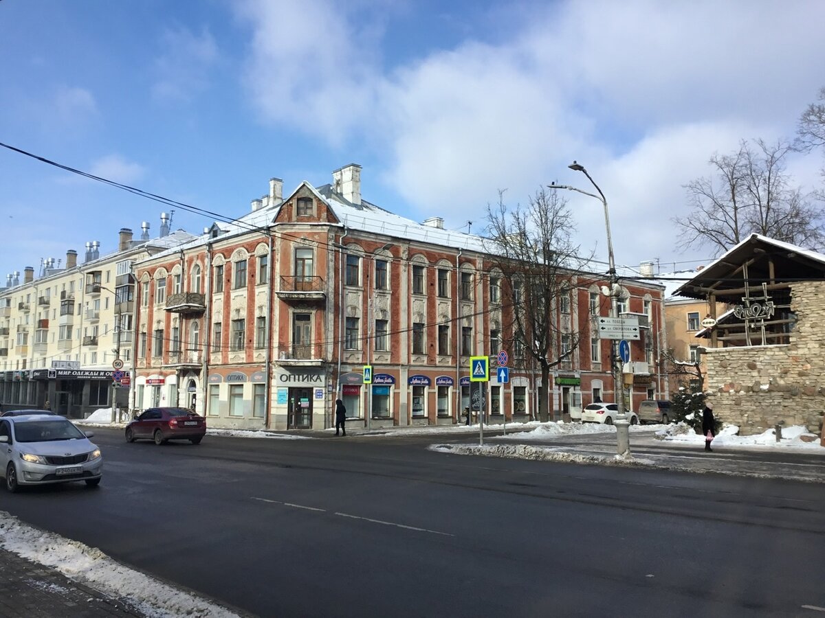 Средневековая стена, дореволюционное здание и советская пятиэтажка. Исторический срез Пскова