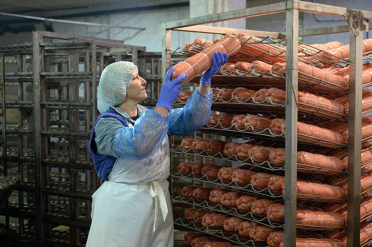 Производство колбасы. Колбасный цех. Колбасный завод. Мясокомбинат колбасный цех. Упаковщик мясной продукции.