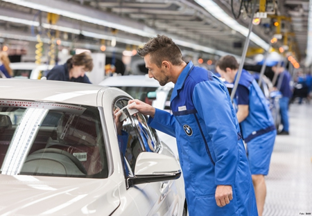 Работники конвейера на BMW . Фото с сайта https://www.galaxy-landshut.de