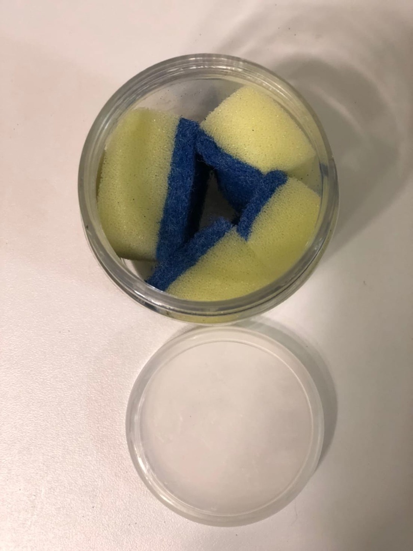 Пример как положить нарезанную губку в баночку.