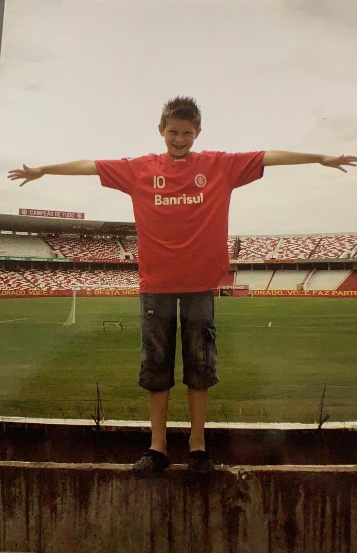  Бруно Фукс в детстве на стадионе бразильского клуба «Интернасьонал» 