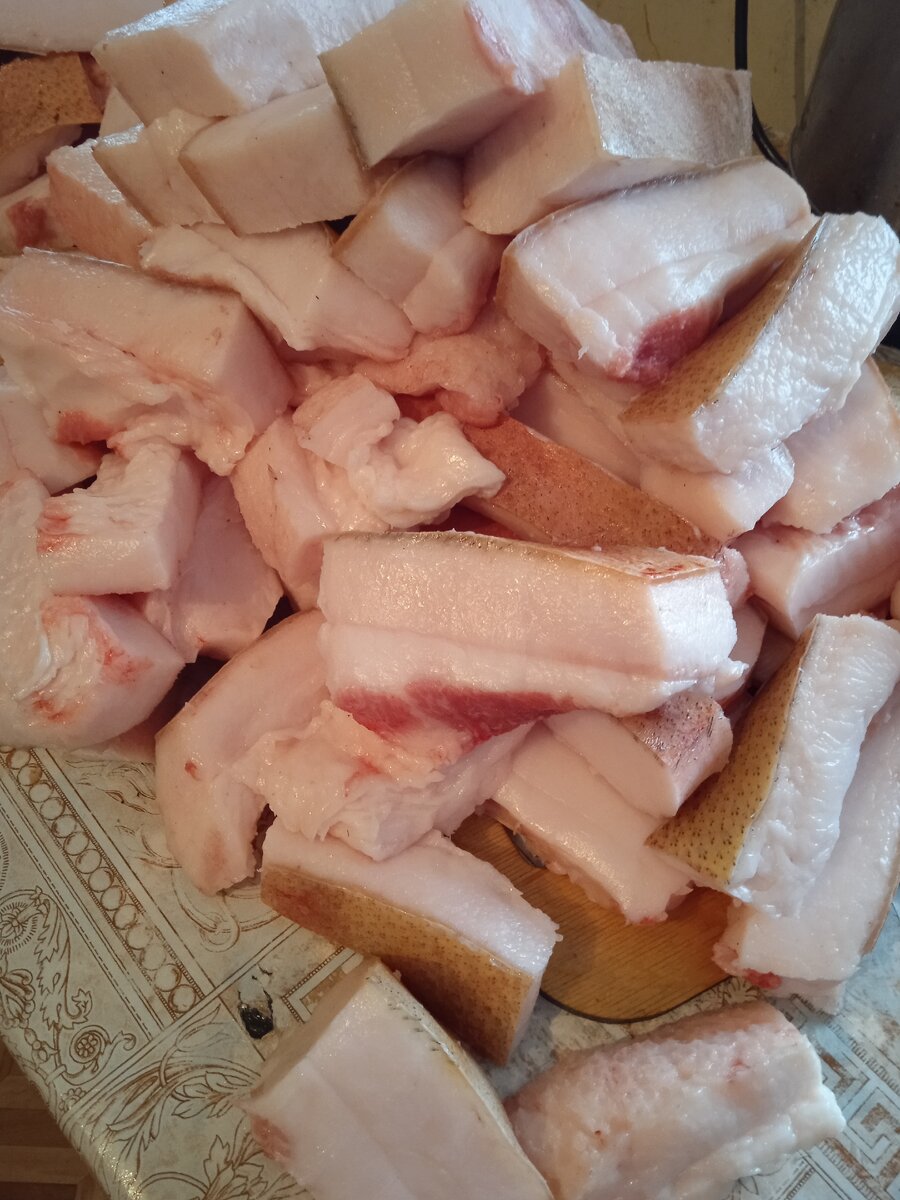 сало порезать на небольшие кусочки.