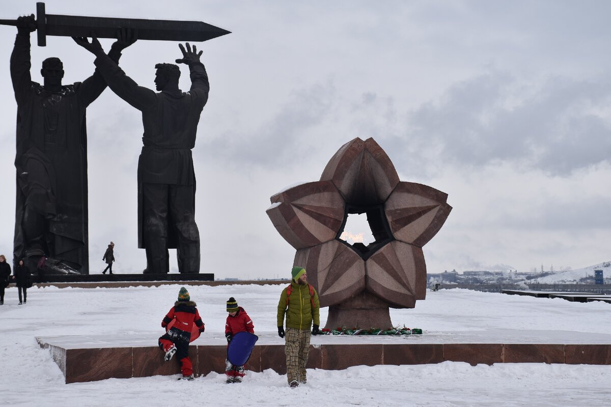 Путь магнитогорск. Памятник тыл фронту в Магнитогорске. Памятник тыл фронту в Магнитогорске фото.