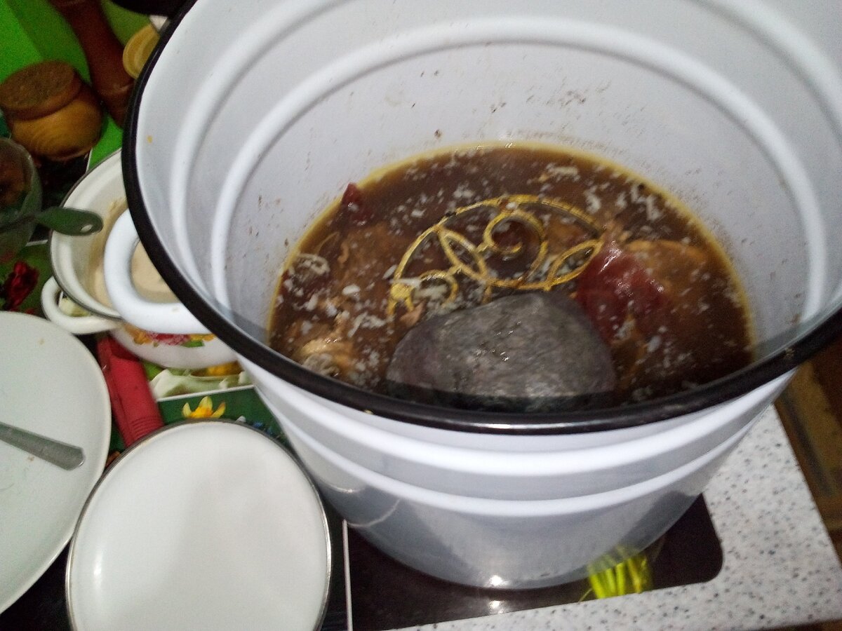 Фото автора. Мясо в рассоле и под гнётом.