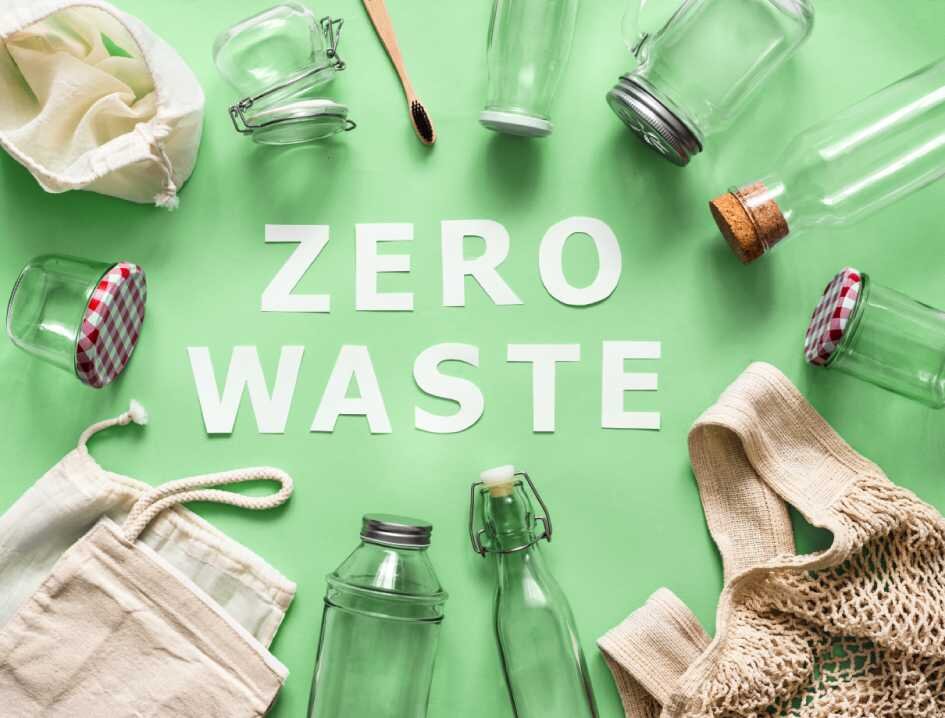 Система zero waste (ноль отходов) – это набор правил и принципов, которые помогают уменьшить количество отходов. Движение zero waste стало развиваться уже с конца девяностых, а с 2009 года набирает популярность: появляется всё больше блогов о разумном потреблении, открываются магазины без упаковки.  
Наверняка, вы тоже задумывались о том, чтобы сократить количество ненужных вещей вокруг себя, а заодно и сэкономить природные ресурсы. Каких принципов нужно придерживаться, чтобы понемногу внедрять zero waste в повседневную жизнь? 



Откажись  Одна из главных задач «нуля отходов» - научиться осознанному потреблению. Хотите, чтобы мусора было меньше? Откажитесь от лишнего, хоть это и не всегда просто. Попробуйте последить за своими привычками: например, если вы склонны к спонтанным покупкам, стоит ходить в магазин со списком. 



Сократи  Логичное продолжение первого принципа: если не можете отказаться от чего-то, то просто сократите его количество. Конечно же, нам всем нужна одежда, но вполне можно обойтись без новой, шестой пары осенних ботинок. 



Используй повторно  Начните с малого – перестаньте покупать пластиковые пакеты, заведите сумку из ткани или используйте те пакеты, что уже есть в доме. Попробуйте постепенно заменить одноразовые вещи многоразовыми, например, стеклянная бутылка для воды вместо постоянных покупок пластиковых бутылок. Делитесь или меняйтесь своими вещами с другими, находите старому новое применение. 



Перерабатывай  Хотя самое главное в zero waste – уменьшить количество отходов, переработка тоже остаётся важной составляющей этой системы. Обязательно сдавайте отдельно батарейки, бытовую технику, лампочки и другие опасные отходы. Посмотрите, где рядом с вашим домом можно сдавать вторсырьё, и постепенно внедряйте раздельный сбор, чтобы не смешивать стекло, пластик и бумагу с пищевыми отходами. 



Компостируй  К слову о пищевых отходах: после компостирования остатки еды не только не навредят, но и станут ценным удобрением. Конечно, не все готовы сразу завести компостный ящик или вермикомпостер у себя в квартире, но уверены, что со временем и это правило zero waste покажется не таким сложным. 



Хотите, чтобы в вашем офисе тоже заработала система «ноль отходов»? Мы поможем! Заходите на www . vtorsp . ru и познакомьтесь с нашими услугами.
