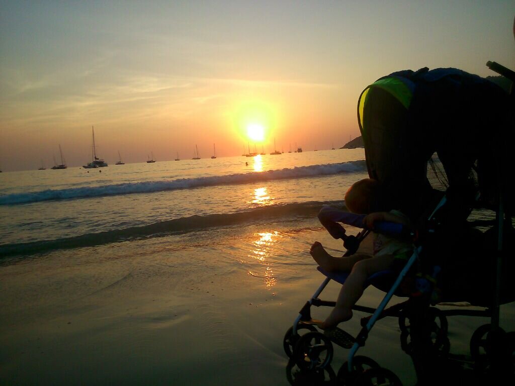 Зимовка в Таиланде на Пхукете. Варя любуется закатом. Ей тут 7 месяцев.