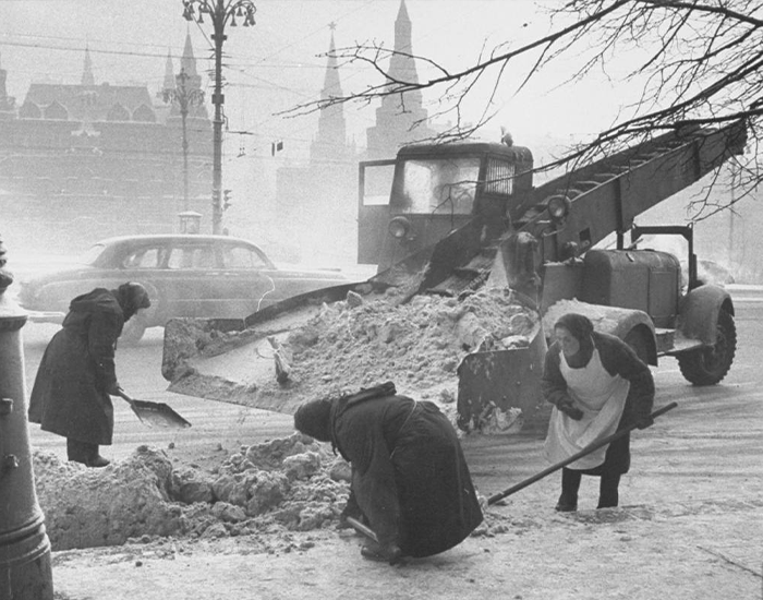 Уборка снега в Москве, 1950-е. Фото взято из открытых источников: fishki.net