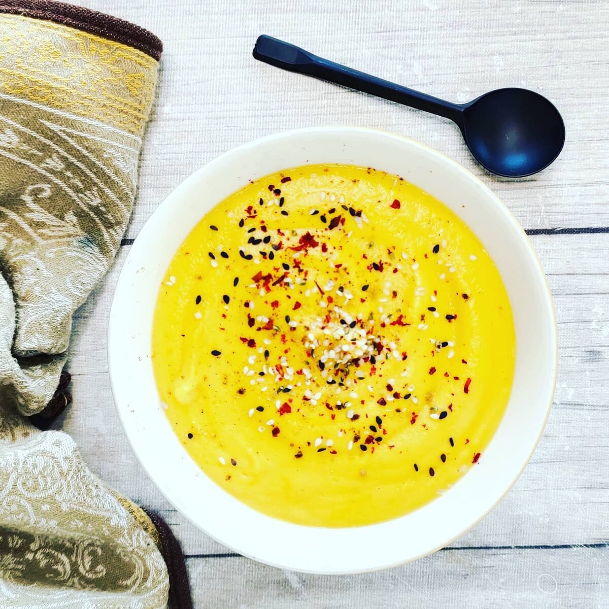 Пусть этот рецепт останется здесь. Я его назвала " Бататовое чудо", которое у меня сегодня родилось утром) 
Поставьте,пожалуйста, лайк ♥ благодаря вашему сердцу, ещё больше людей смогут питаться ПОЛНОЦЕННО.

Ингредиенты:
Батат 1 шт
Морковь 2 шт
Кешью 50 гр
Вода 1 стакан
Специи: имбирь 1/4 чл, куркума 1/2 чл, мускатный орех щепотка, соль по вкусу.
Сырные дрожжи, кунжут, семя конопли - опционально

Готовим:
✔Батат и морковь почистить. Отварить в небольшом количестве воды ✔кешью замочить на ночь или на 30 минут в кипятке. ✔ В блендере смешать до гладкой консистенции отваренный батат, морковь, кешью, специи. ✔ Подавать с семенами.

Вы должны это попробовать)

Пишите в комментариях- любите батат? Пробовали хоть раз? Что делаете из него?

#батат #бататрецепты #супизбатата #морковныйсуп #кремсуп #суппюре #вегетарианскийсуп #кешьюсливки