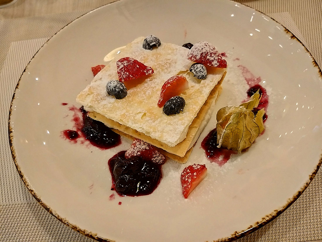 Ресторан "Иль Патио". Десерт "Мильфей с ягодами"