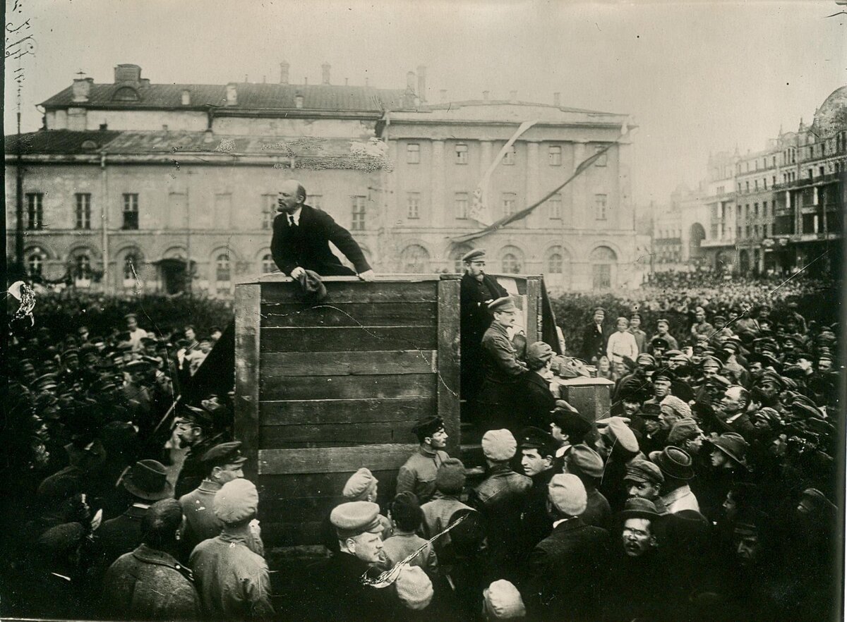 Ленин во время революции. Октябрьская революция 1917 Троцкий. 1920 Год Россия. Москва 1917 1920 годы. Первые большевики.