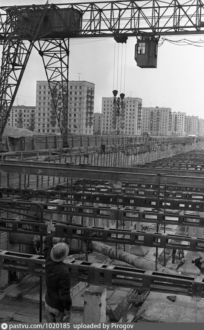 Строительство станции метро "Кузьминки", 1964 год. На заднем плане ряд из домов серий II-18/09 и 1-515/5 на Волгоградском проспекте. Источник: https://pastvu.com/