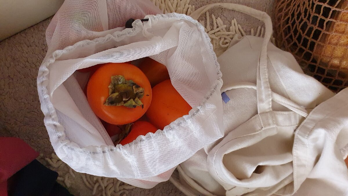 Хотя когда я хожу в магазин, я стараюсь все приносить в эко-мешочках, авоськах и шоперах.