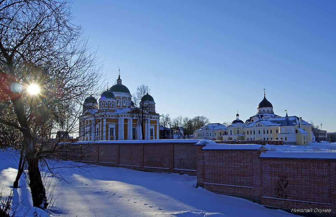 1. Вид на комплекс зданий монастыря с улицы Спартака.