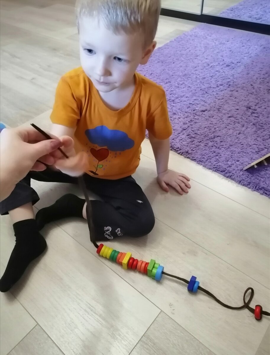 Шнуровка. Одеваем фигурки на шнурок.