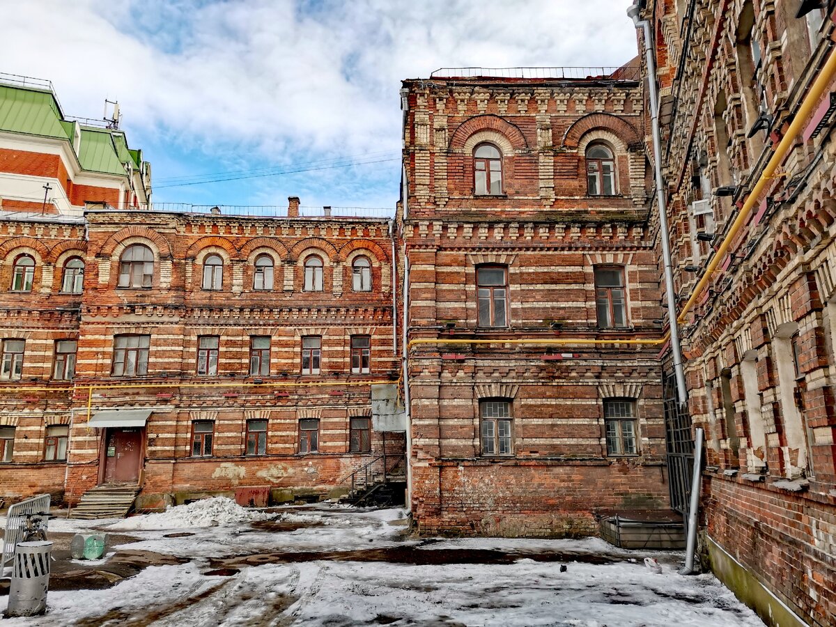 Крутицкая 13. Храм преподобного сергия радонежского высоко-петровского монастыря. Крапивенский переулок подворье. Жилой дом константинопольского патриаршего подворья. Церковь петра митрополита (санкт-петербург).