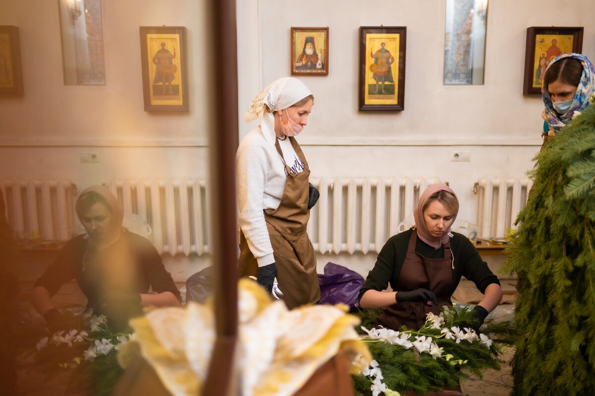 Екатерина Кравченко украшает храм; фото Дмитрий Лешуков