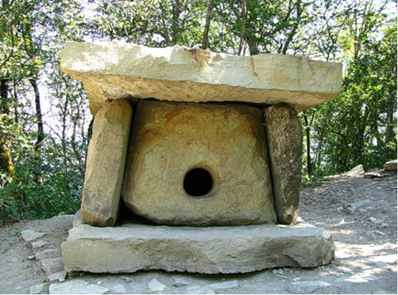 Дольмен. Фото из открытых источников