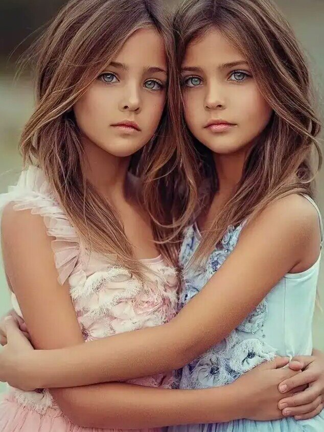 Две сестренки. Сестрички двойняшки. Сестрички двойняшки. Дети две девочки. Блондинка и брюнетка красивые.