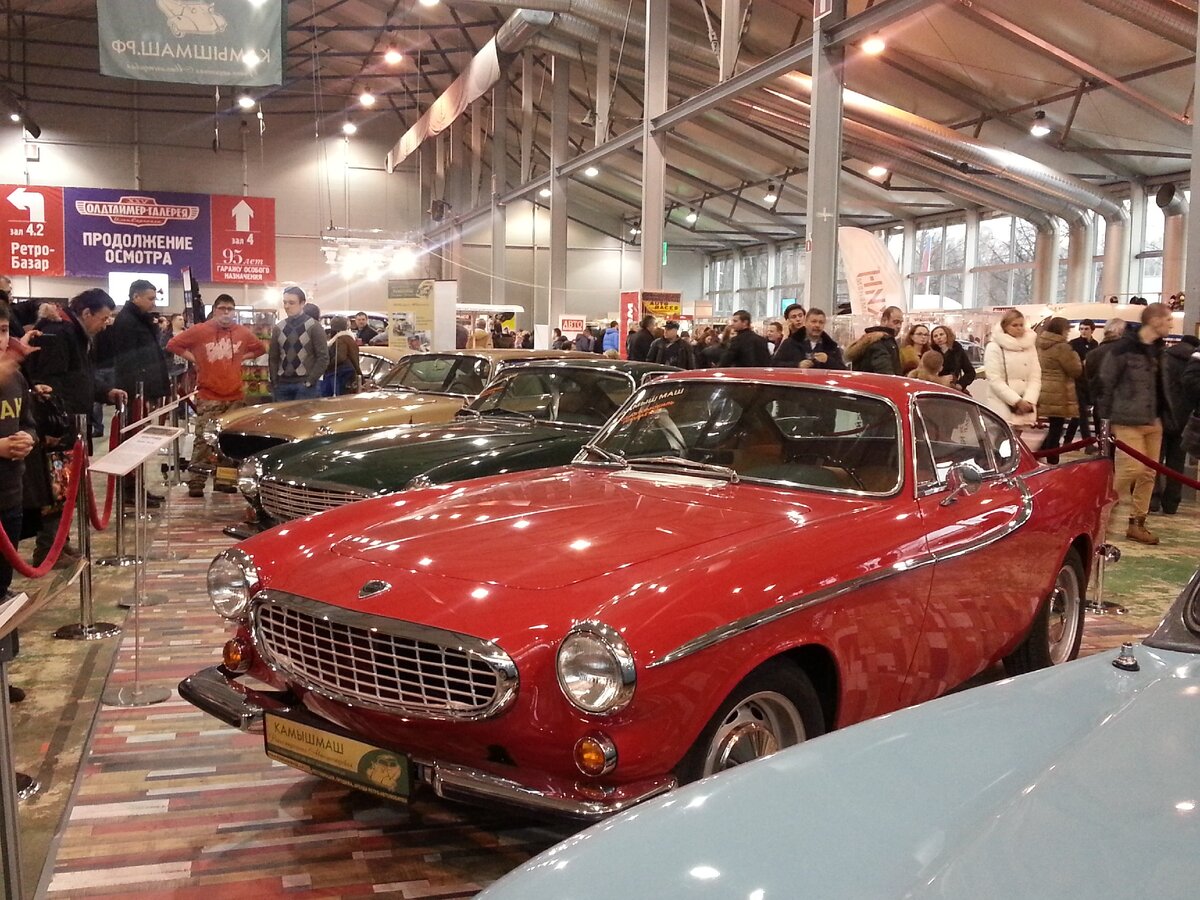 Volvo P1800S, Швеция 1965 год. Именно этой модели принадлежит мировой рекорд пробега для некоммерческого автомобиля. В настоящее время пробег этого автомобиля 4500000 км. Автомобиль до сих пор имеет родной двигатель, коробку передач и задний мост.