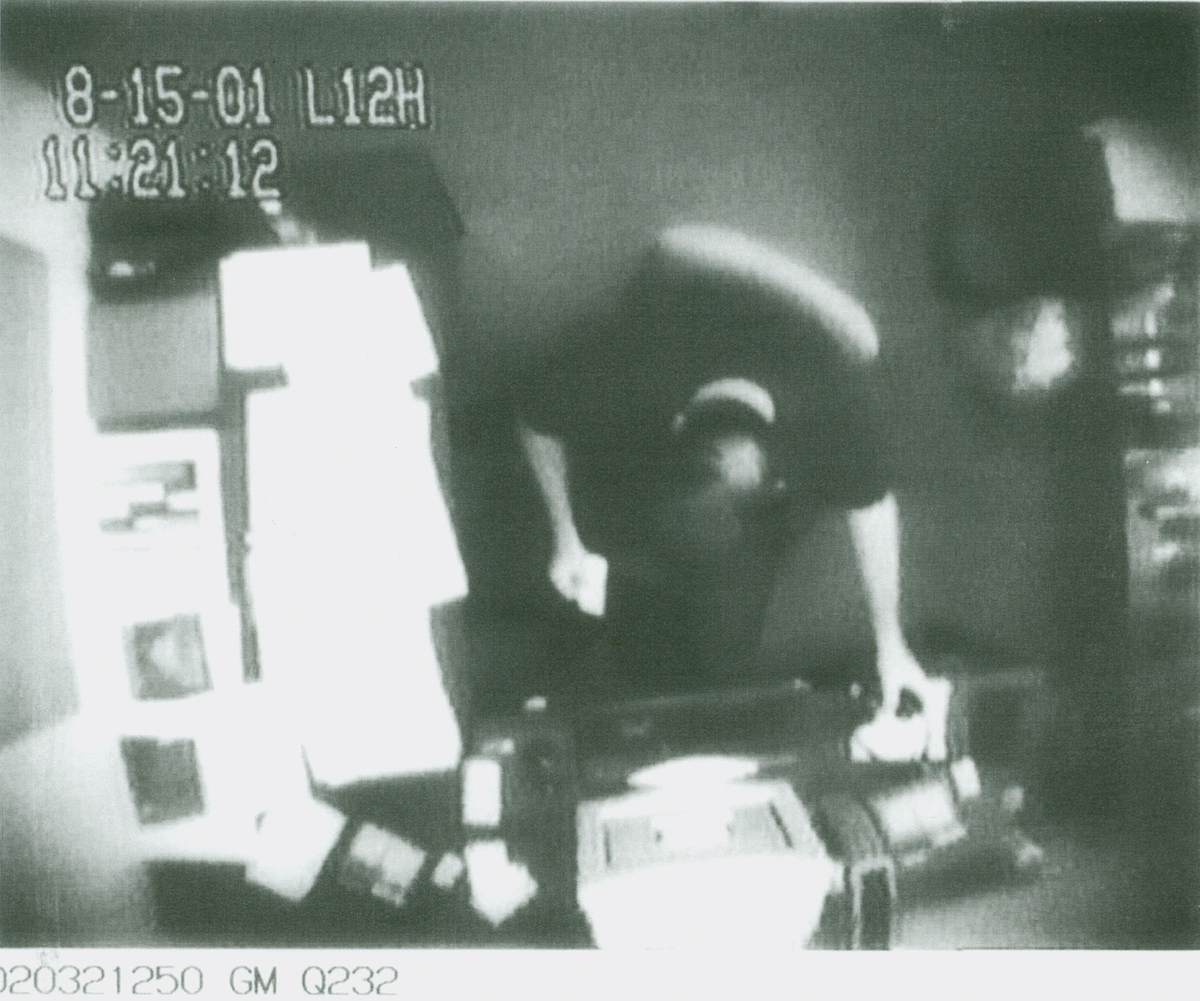 Пойман с поличным: камера наблюдения ФБР фиксирует кражу секретной информации Брайаном Риганом. 