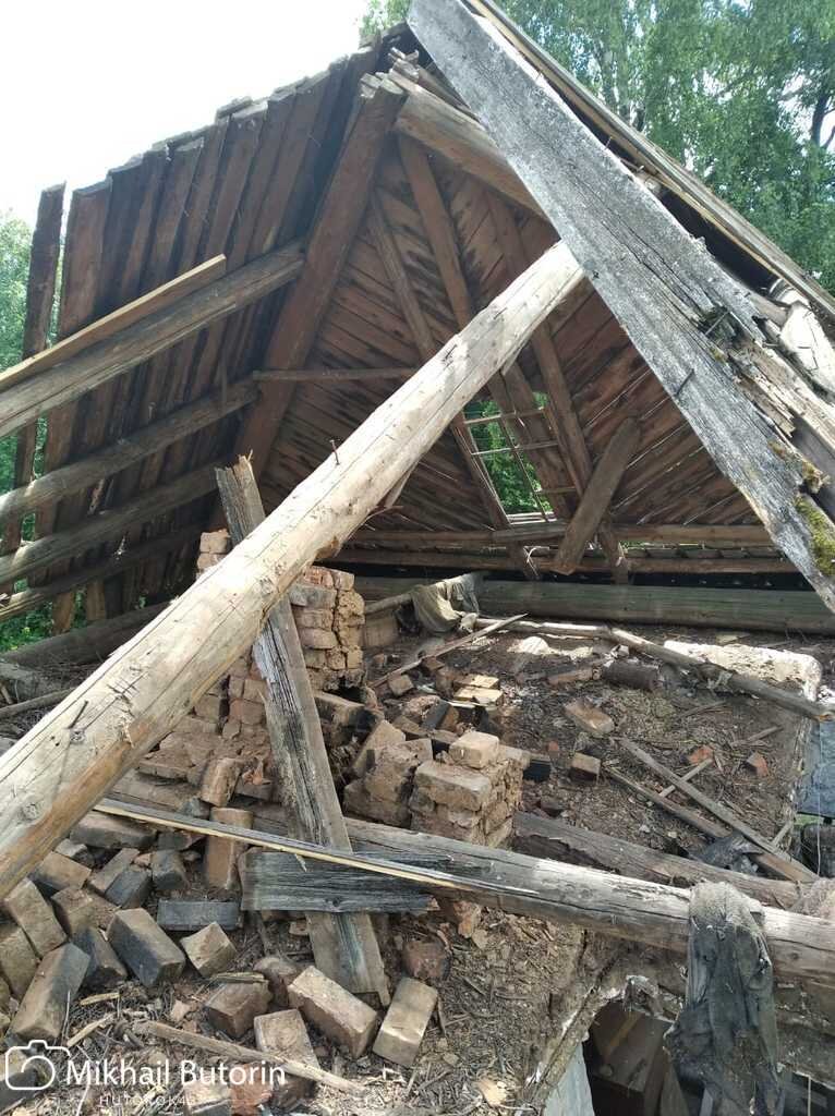 На чердаке под старой крышей.