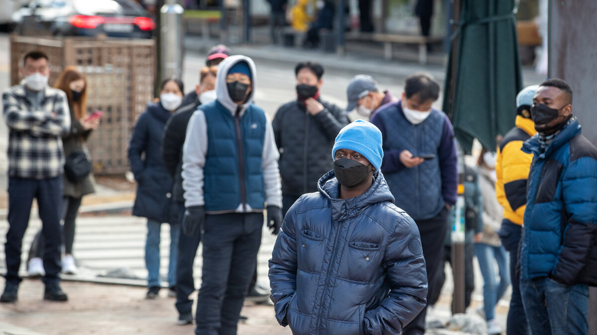 Иностранцы пришли во временный центр тестирования сдавать анализы на коронавирус