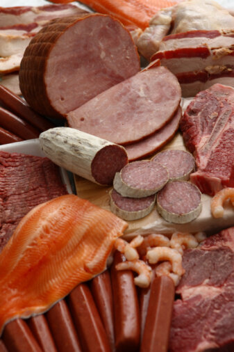 Переработанная мясная продукция несет серьезную опасность для здоровья. 