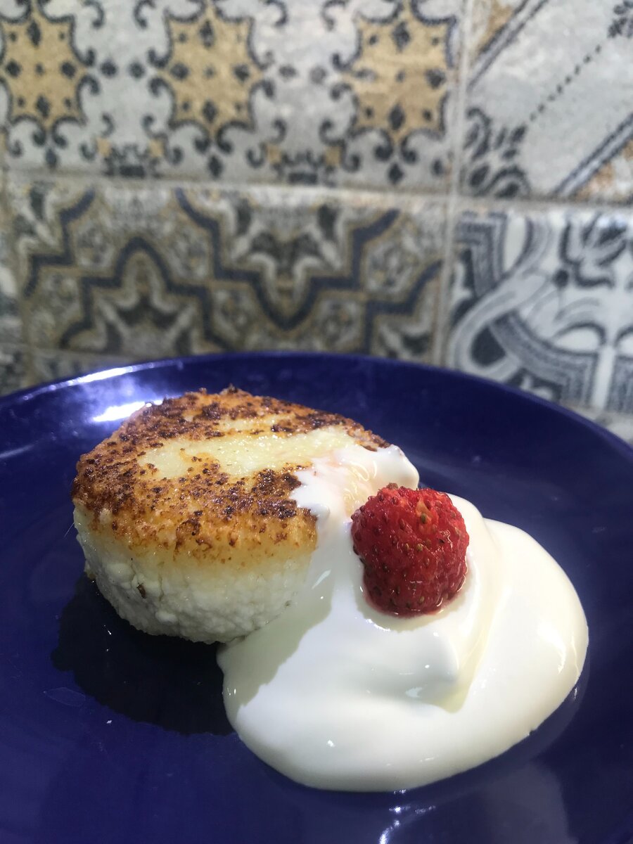 Я делала сырники по разным рецептам и всегда что-то было не так...то расползались, то много муки, то не высокие...
Этот рецепт я придумала сама, после всех ошибок и сырники - идеальные!
Нам понадобится
творог сухой 200гр
сахар 1ст.л.(кто любит послаще, можно больше)
мука пшеничная 1,5 ст.л.
масло для жарки