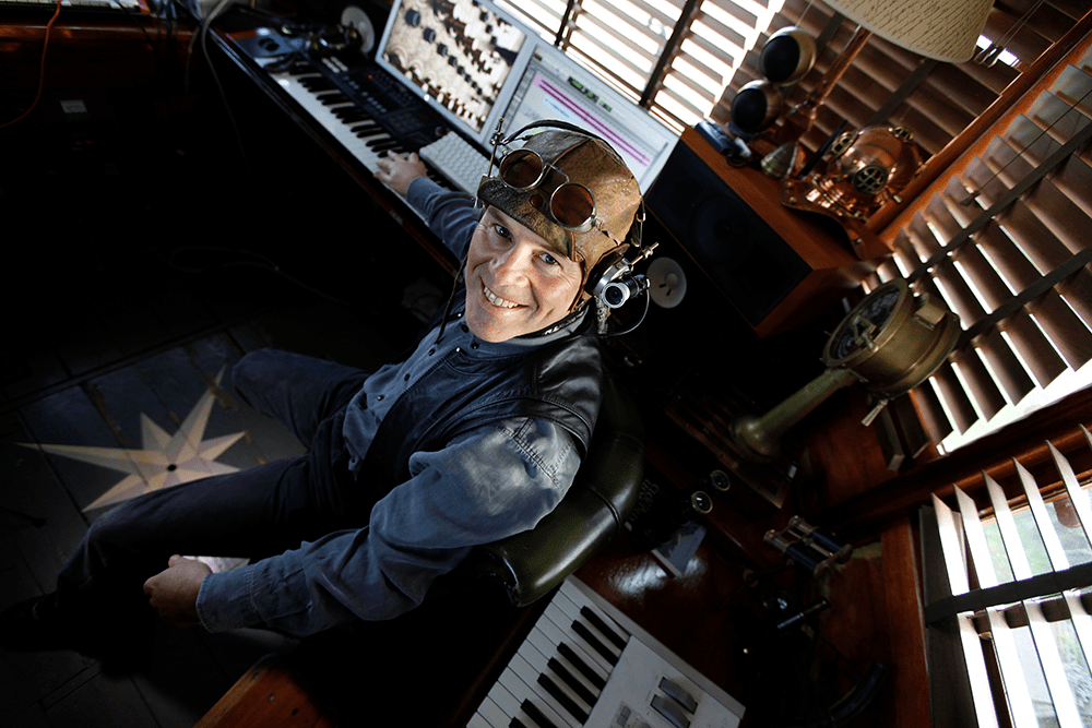 Thomas Dolby в нейтральной к окружающей среде атмосфере  