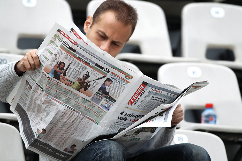 Пресса ньюс. Человек читает газету. Человек с газетой. Чтение газет и журналов. Люди читают газеты и журналы.