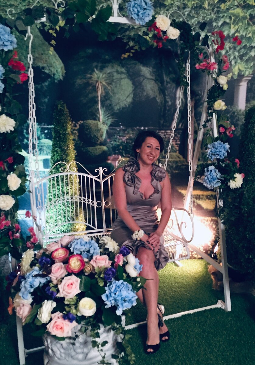 «С дамасской розой, алой или белой, нельзя сравнить оттенок этих щёк». С вами ваш автор as is. Фото из личного архива автора принадлежит автору 