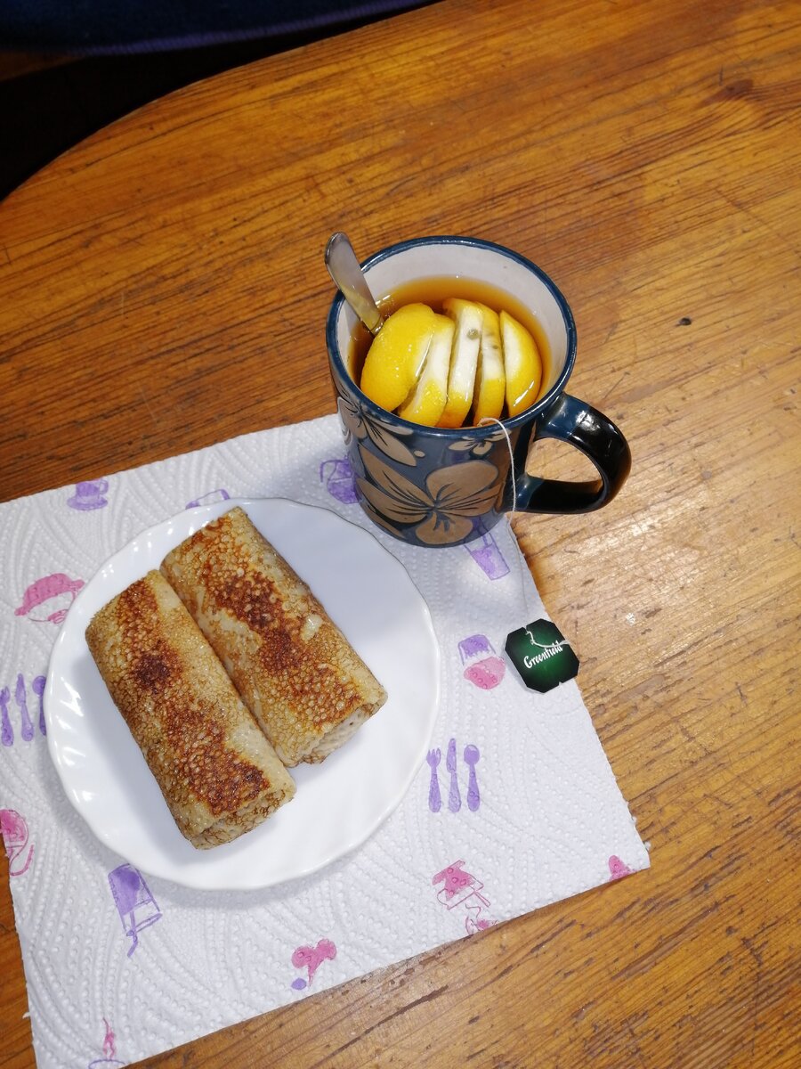 А это блины обжареные с мясом и чай с лимоном. 