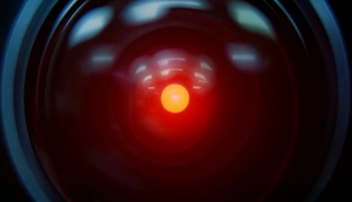 ИИ из Космической одиссеи 2001 HAL 9000 созвучно английскому hell - aд. Объектив камеры схож черным глазом, зрачок у которого испускает свет, похожий на адское пламя