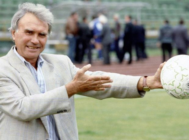 «Он спросил: «Ты Ловчев? Удачи в «Спартаке». Сегодня исполнилось бы 85 лет Владимиру Маслаченко
5 марта 1936 года в поселке Васильковка Днепропетровской области родился бывший вратарь «Спартака» и сборной СССР, замечательный телекомментатор и яркая личность Владимир Маслаченко.
«МЫ ПОЗНАКОМИЛИСЬ В МЕТРО»
Лучший футболист СССР 1972 года, а ныне эксперт «Теле-спорта» Евгений Ловчев так и не пересекся с Владимиром Никитовичем в «Спартаке» – все-таки они из разных поколений.

- Мы познакомились лично в конце октября или в ноябре 1968 года в метро, - вспоминает Ловчев. – Это потрясающая история, сейчас расскажу. Но вначале должен рассказать вкратце предысторию, чтобы все было понятно.

Я пару лет играл за команду «Буревестник», это был экспериментальная команда, куда собрали перспективных молодых футболистов. Прообраз молодежной сборной СССР. Из нее вышли Михаил Гершкович, Серега Ольшанский.

Поздней осенью 1968 года команду прикрыли, решили больше не продолжать эксперимент. Куда девать игроков? Руководство «Локомотива» заявило, что заберет себе почти всю команду – кого-то в дубль пристроит, кого-то сразу в основу.

А я уже встречался с главным тренером «Спартака» Никитой Павловичем Симоняном. Встреча произошла почти случайно – возле Сандуновских бань. Я эту историю не раз рассказывал. Симонян сказал, что они давно за мной следят, и хотят пригасить в «Спартак». Я также получил поддержку Николая Петровича Старостина, тот пообещал решить вопрос с «Локомотивом». Туда весь «Буревестник» фактически в приказном порядке хотели загнать.


 

ОБЩЕЕ ДЕЛО
Вот на чем повально богатеют люди в городе Москва
УЗНАТЬ БОЛЬШЕ→
И вот осенью 1968 года еду я из Лужников в метро с тренировки «Буревестника» до Комсомольской. Чтоб оттуда на электричке с Ленинградского вокзала домой уехать. И вижу в вагоне, неподалеку от меня, стоит Маслаченко. Спартаковцы тогда на электричке с Ярославского в Тарасовку ездили.

Сам великий, знаменитый Маслаченко совсем рядом! Я и подойти-то к нему стесняюсь. Кто я и кто он…

И тут он сам ко мне подходит: «Ты Ловчев?» Я поразился: откуда он меня знает? «Да», - отвечаю.

«Слышал, в «Спартак» переходишь. Удачи тебе в «Спартаке».

«ОН УЖЕ ПОНИМАЛ, ЧТО ИЗ СПАРТАКА» ПРИДЕТСЯ УЙТИ»
Доехали мы до Комсомольской, я пошел на Ленинградский, он – на Ярославский.

Это было так неожиданно. Я еще подумал: почему он так сказал, будто к «Спартаку» отношения не имеет?

Ведь Владимир был основным вратарем команды в этом сезоне 1968 года.

Потом уже я узнал, что в «Спартак» из «Торпедо» приходит Анзор Кавазашвили. Маслаченко, видимо, про это знал и понимал, что Анзор будет основным. А сидеть в запасе, да еще в его возрасте, с его огромным опытом он не хотел.

2 января 1969 года я официально стал игроком «Спартака». Мы отправились на первый сбор. И не помню, были ли Маслаченко на первом сборе, или нет? На втором его уже точно не было.

Говорили, что он хотел перейти в «Торпедо», на место Анзора. Ведь в сезоне 1968 года чемпионом стало киевское «Динамо», вторым был «Спартак», а третье место заняло «Торпедо».

Видимо, что-то не сложилось с «Торпедо» и Владимир Никитич, не могу называть его Маслаком, как это делали футболисты его поколения, мы все-таки из разных поколений, тихо завершил карьеру.

В последующие годы мы не раз пересекались, он всегда ко мне хорошо относился – и когда я еще играл, и когда уже закончил.

Знаю, что нынешнее поколение комментаторов молится на Маслаченко, многие считают его своим учителем в профессии. Яркий был человек, что там говорить, настоящая личность.

Личное дело

Владимир Маслаченко

Родился 5 марта 1936 года в Васильковке Днепропетровской области – умер 28 ноября 2010 года в Москве.

Карьера: Спартак (Кривой Рог) (1952-1953), Металлург (Днепропетровск) (1953-1956), московские «Локомотив» (1957-1962) и «Спартак» (1962-1968).

В «Спартаке» Маслаченко несколько лет был капитаном команды. Всего за красно-белых провел 196 матчей.

За сборную СССР выступал с 1957 по 1962 год, провел 8 официальных и более 20 товарищеских матчей. Принимал участие в чемпионатах мира 1958 и 1962 годов, был дублером Льва Яшина на первом в истории чемпионате (Кубке) Европы в 1960 году.

Достижения: Заслуженный мастер спорта СССР; чемпион Европы (1960); чемпион СССР (1962); 3-кратный серебряный призер чемпионатов СССР (1959, 1963, 1968); 3-кратный обладатель Кубка СССР (1957, 1963, 1965); лучший вратарь СССР (1961).

Два года работал тренером в Республике Чад, затем посвятил себя спортивной журналистике.

На протяжении долгих лет комментировал футбольные матчи на различных телеканалах.

В последние годы работал на НТВ-Плюс.

В 2000 году удостоился премии ТЭФИ в области телевидения