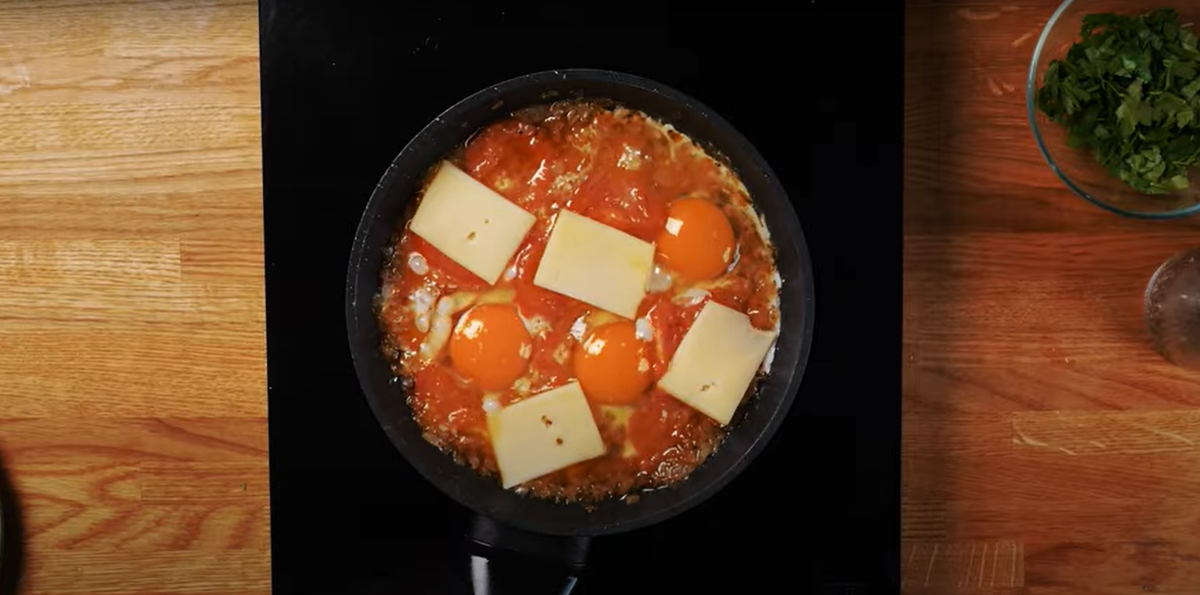 Яичница с сыром и томатами
