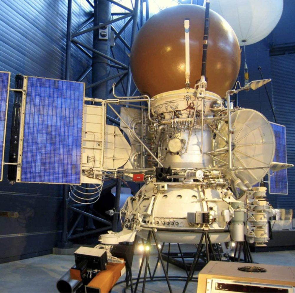 АМС «Вега-1» в собранном виде, макет, Udvar-Hazy Center, штат Вирджиния, США. Автор Daderot. Источник: https://ru.wikipedia.org