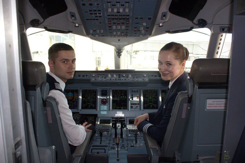 Казалось бы, чего там сложного? Вбей параметры и контролируй их. Лети себе из пункта А в какой-нибудь пункт В. Но для этого во-первых как минимум, пять лет учиться надо, а во-вторых, талантом обладать. Не случайно, люди задирают голову в небо, когда видят летящий самолет. В нижегородском аэропорту этот самолет долго провожают глазами, ведь им управляет не просто умница, но еще и красавица. Мария Федорова второй пилот Sukhoi Superjet 100. Сегодня, она прилетела в Нижний Новгород и уделила час в своем непростом графике, чтобы рассказать об особенностях работы. 