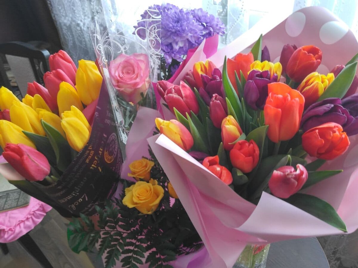 Надарили вот столько цветов. держу их на холодной веранде, чтобы подольше постояли.