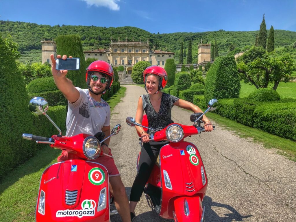 Счастливые туристы в путешествии 