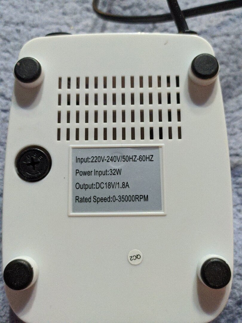 Задняя сторона аппарата с характеристиками и предохранителем