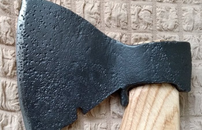 Для чего нужна прямоугольная выемка на лезвии советских топоров