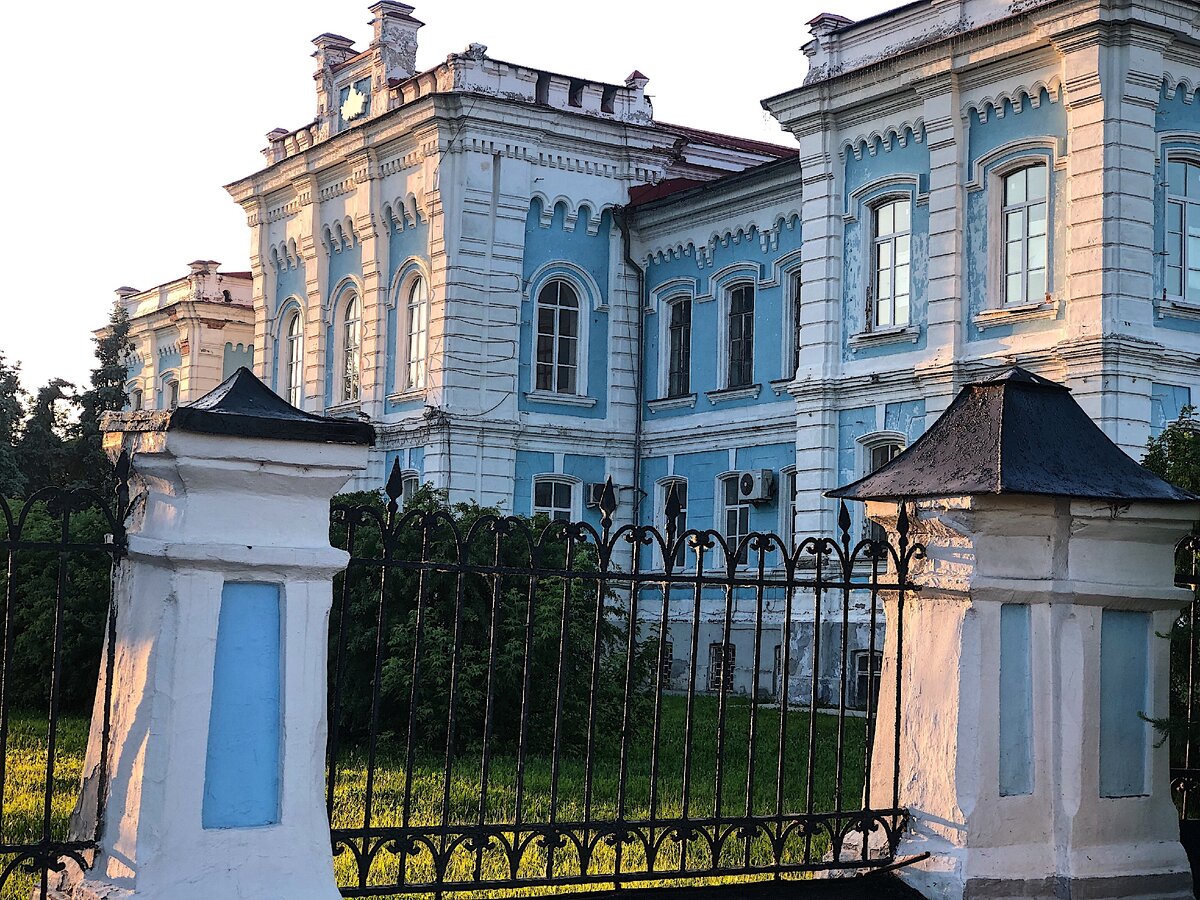 Очень красивое здание является памятников. Но даже в Тюмени не каждый житель знает о "секретном мемориале"