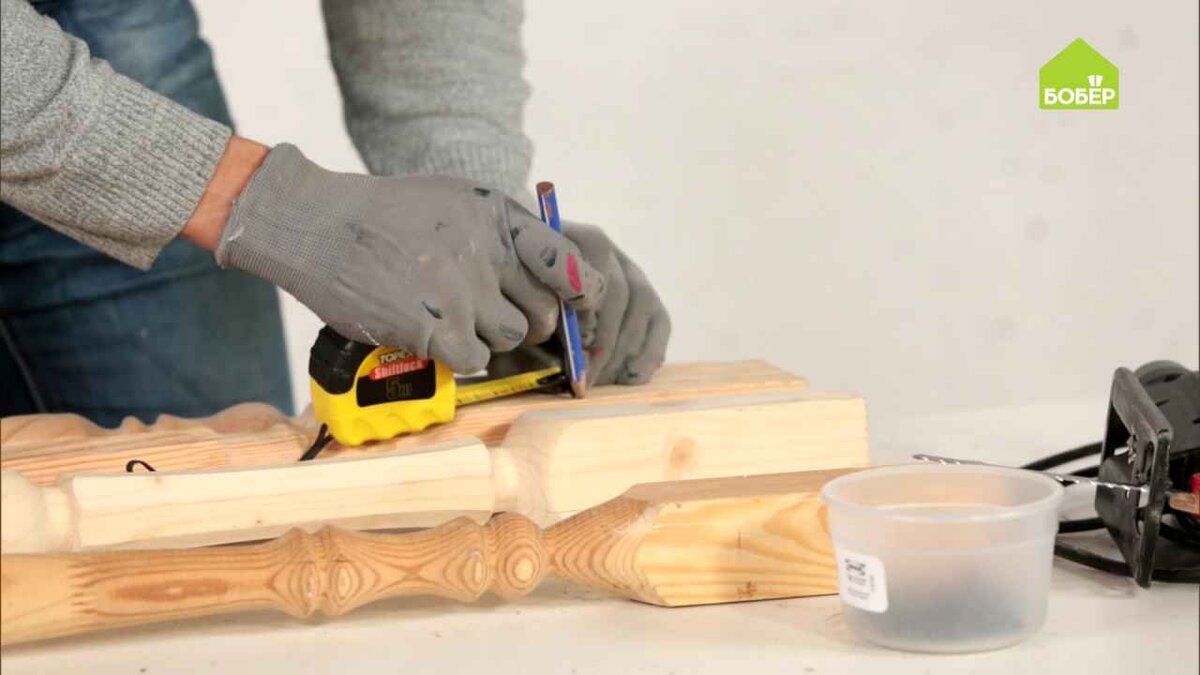 При помощи рулетки и карандаша разметьте балясины : отложите по 5 см от конца фигурной резьбы с каждого конца балясины. Это будут подставки для скворечников.