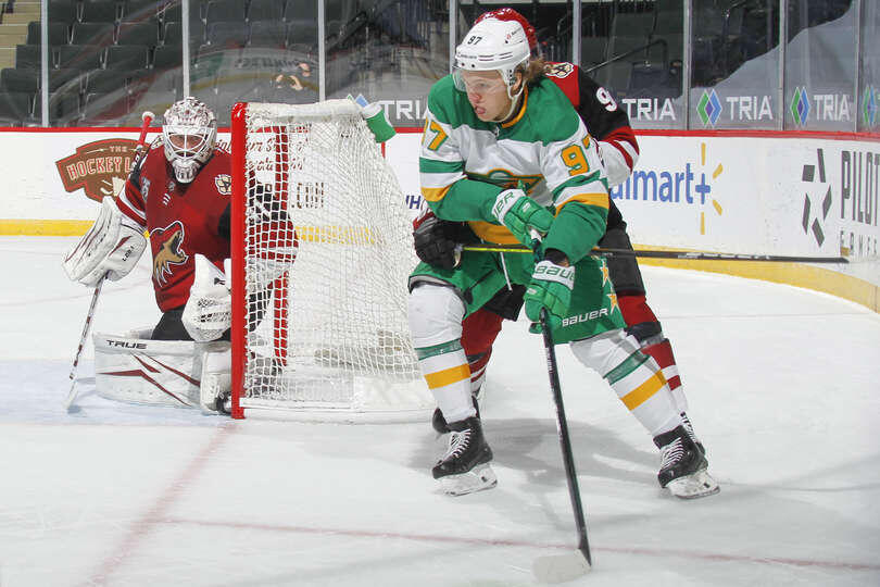 Капризов проходит за воротами соперника