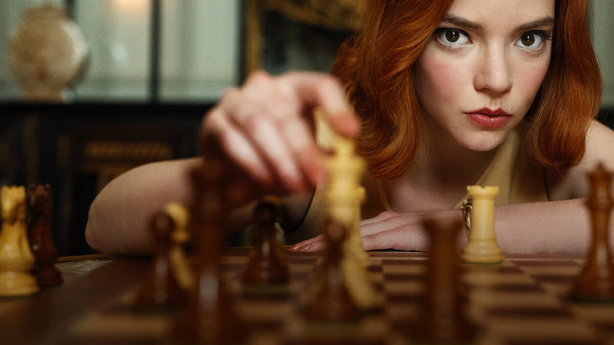 кадр из сериала "Ход королевы"