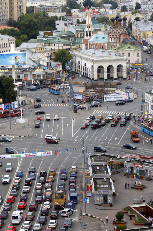 Посмотрите на часть площади, как организовано движение! Новичку здесь будет сложновато!) Фото с сайта foto-protcheva.gallery.ru