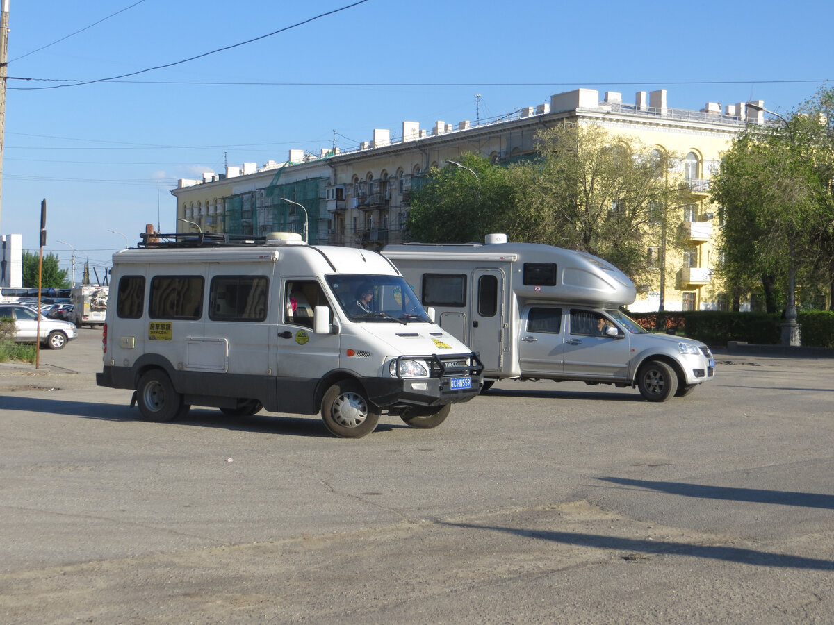 Автомобили с туристами из Китая.