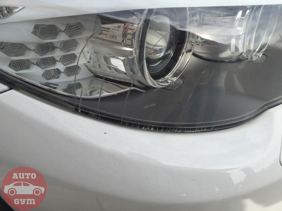 Трещины на фаре.