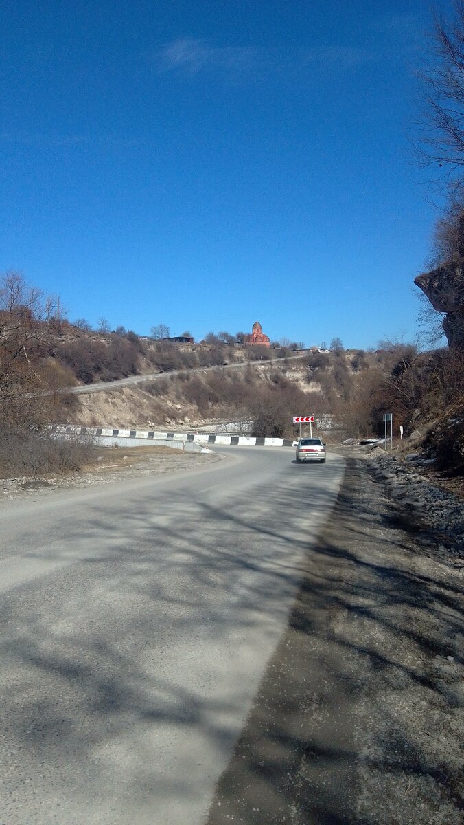 Если внимательно рассмотрите фото - то обратите внимание, что прямо за церковью крутой поворот и резкий спуск. Фото автора. 