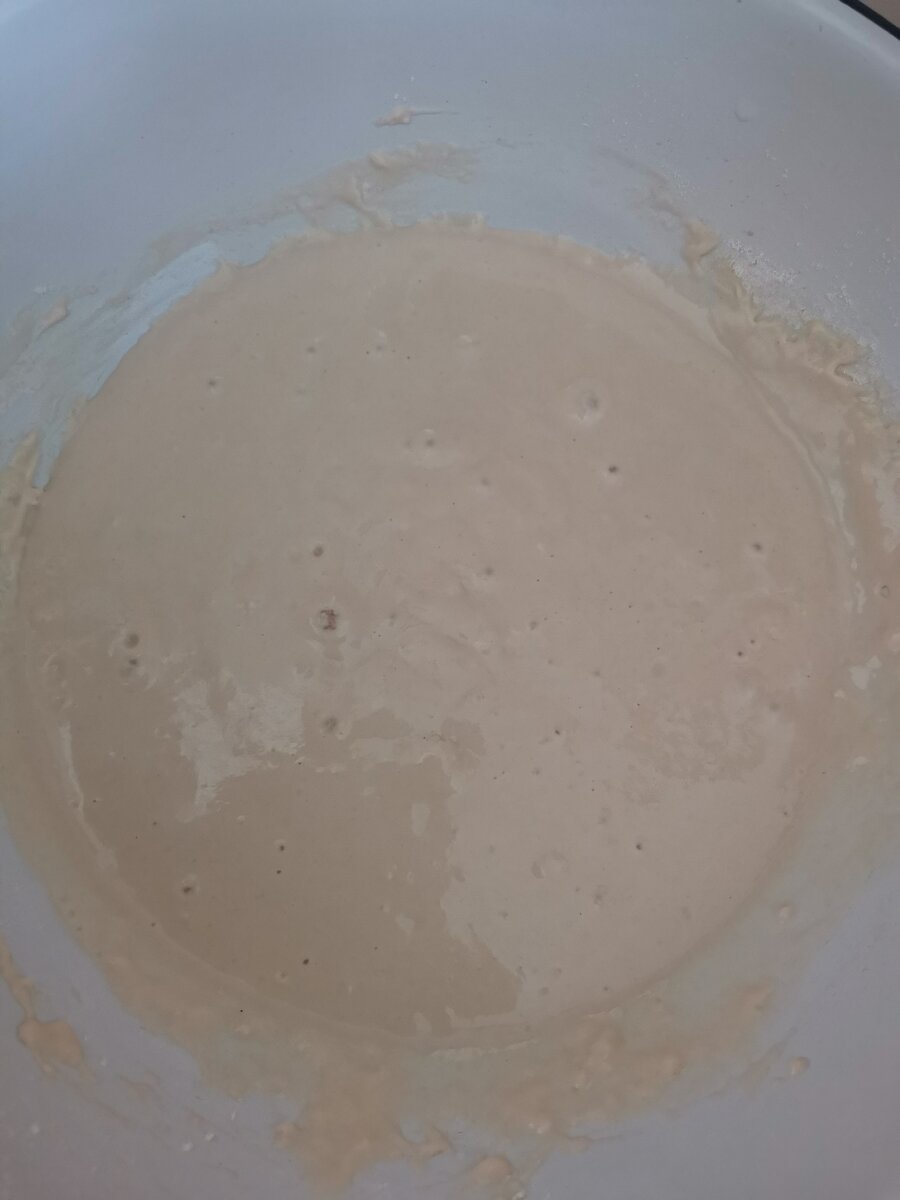 Дрожжи, 1 стакан тёплой воды, 1 ч. л. сахара, 1 стакан муки-всё смешиваем, отставляем(накрываем полотенцем) - это опара для наших пирожков.Когда опара подошла, вливаем масло, всыпаем оставшуюся муку и замешиваем тесто. 